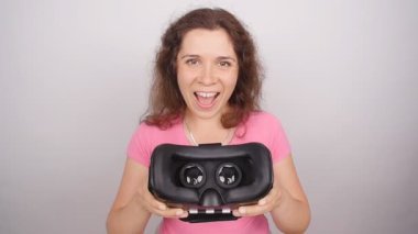 Genç kadın beyaz arka plan üzerinde sanal gerçeklik gözlükleri ver.