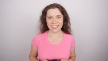 Genç kadın beyaz arka plan üzerinde sanal gerçeklik gözlükleri ver.