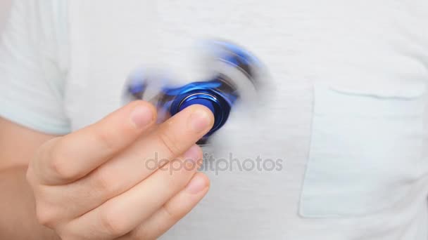 Homme tenant et jouant avec fidget spinner 