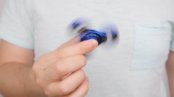 Homme tenant et jouant avec fidget spinner 