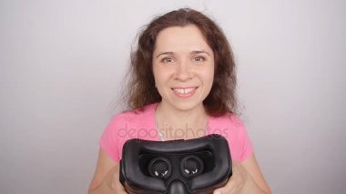 Genç kadın beyaz arka plan üzerinde sanal gerçeklik gözlükleri ver.