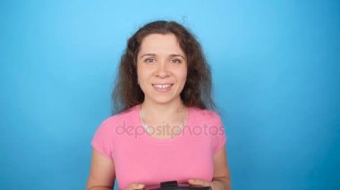 Genç kadın vermek sanal gerçeklik koruyucu gözlük