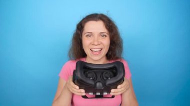 Genç kadın vermek sanal gerçeklik gözlük