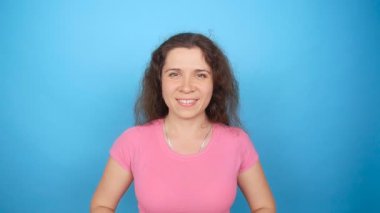 Genç kadın vermek sanal gerçeklik koruyucu gözlük