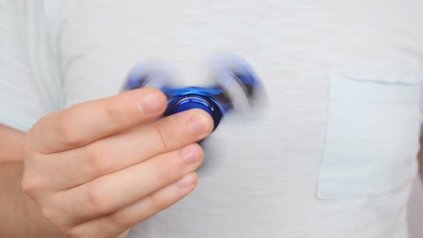 Un homme tenant une fileuse de fidget 