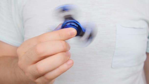 Un homme tenant une fileuse de fidget 