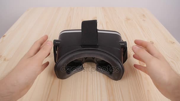 Ponte gafas de realidad virtual de primera persona — Vídeos de Stock