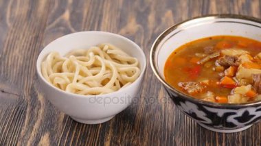 Özbek ahşap bir masaya lamian