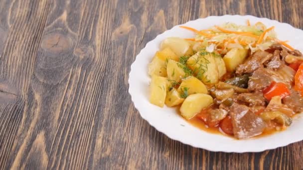 National Uzbek dish of meat on wooden table — Stock Video