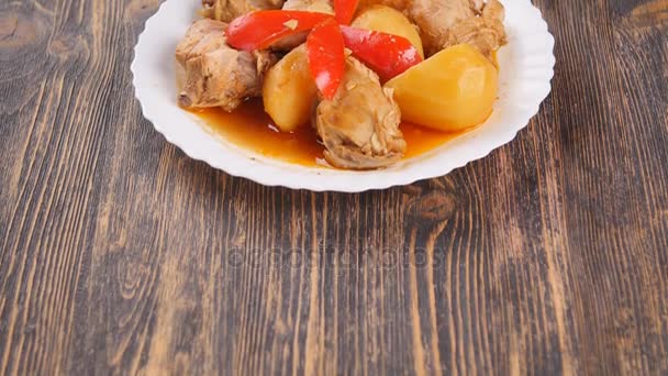 National Uzbek dish of meat on wooden table — Stock Video