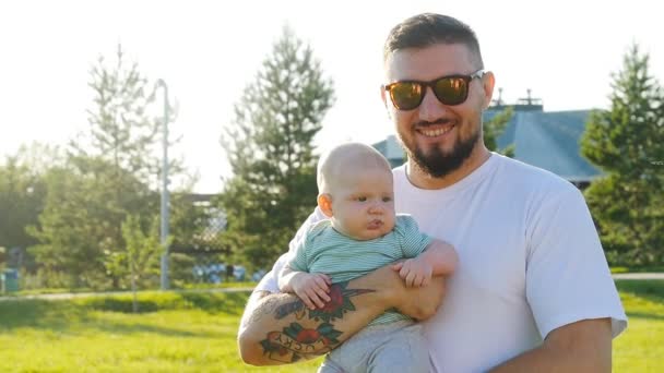 Šťastný otec má syna v náručí — Stock video