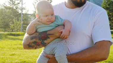 Mutlu baba oğlu günbatımında holding