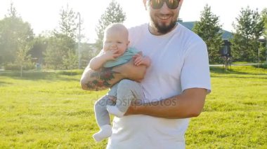 Mutlu baba oğlu günbatımında holding