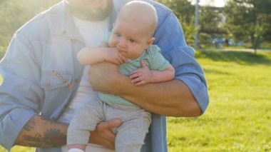 Mutlu baba oğlu günbatımında holding