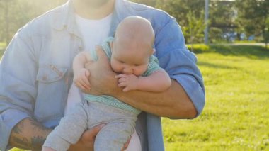 Mutlu baba oğlu günbatımında holding