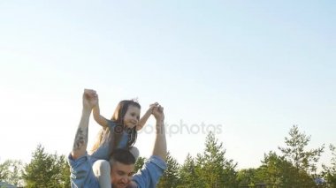 Baba ve eğlenmek ve oyun kız. Mutlu aile kavramı