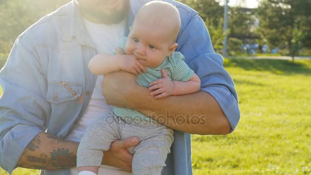 Happy father holding his son at sunset — Stock Video