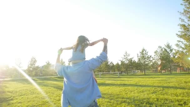 Padre e figlia si divertono e giocano. Concetto famiglia felice — Video Stock