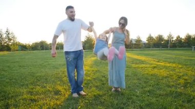 Mutlu bir aile parkta yürüyor.