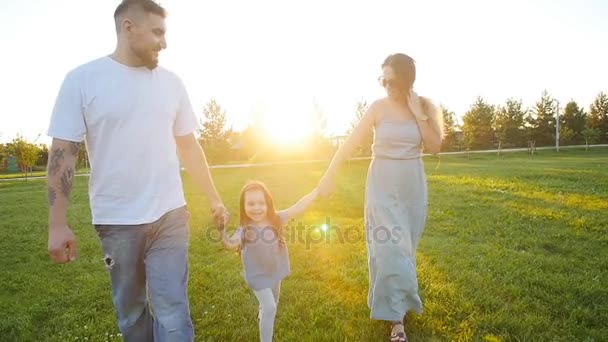 Lycklig familjevandring i parken — Stockvideo