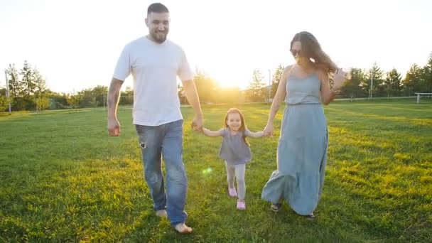 Mutlu bir aile parkta yürüyor. — Stok video