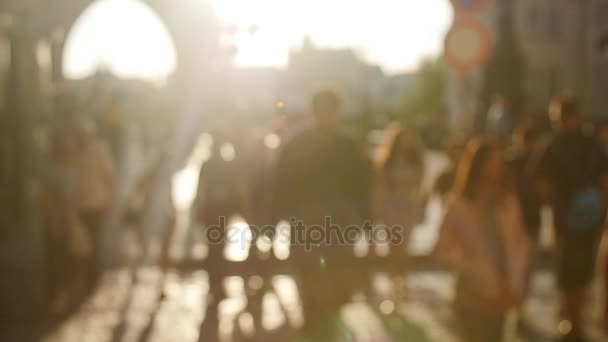 Mensen lopen in de straat bij zonsondergang — Stockvideo