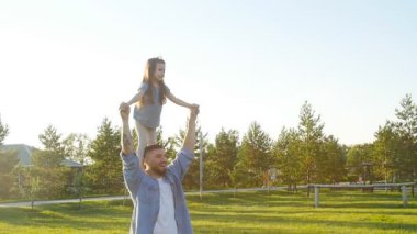 Mutlu baba ve kız eğleniyor