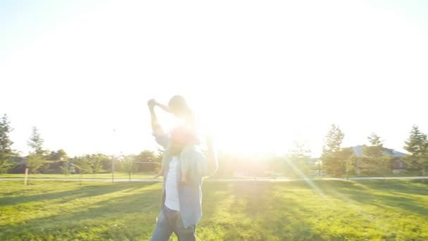 Buon padre e figlia divertirsi — Video Stock