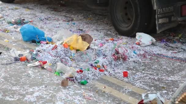 Limassol, Cypern - 26 februari: Street cleaner med industridammsugare — Stockvideo