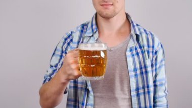 Genç adam bir bardak bira ile