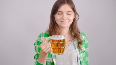 Bir bardak bira ile genç kadın