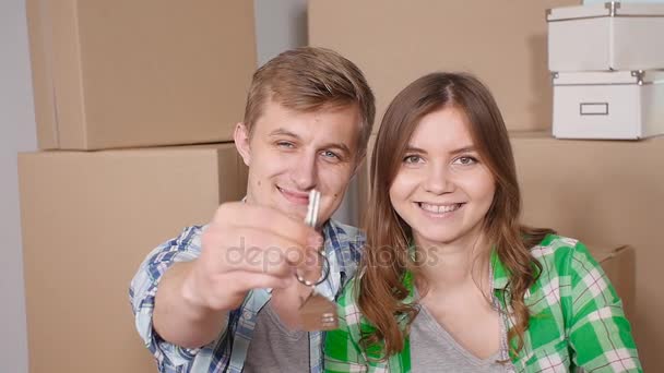 Giovane coppia sposata con scatole e con chiavi piatte in mano — Video Stock