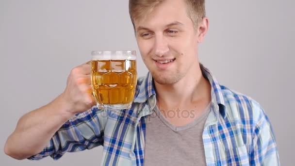 Mladý šťastný muž ochutnávka točené pivo — Stock video