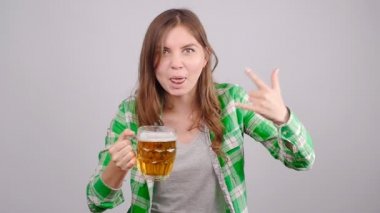 Bir bardak bira olan deli kadın