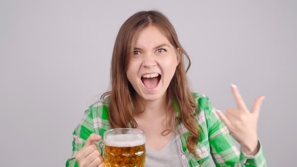 Joven loca con una taza de cerveza — Vídeos de Stock