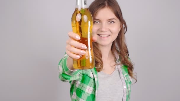 Молодая женщина с бутылкой пива — стоковое видео