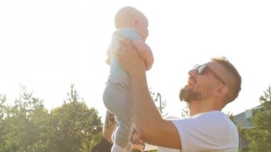 Mutlu baba eğleniyor atar havada çocuk günbatımı, Aile, seyahat, tatil, babalar günü - kavram