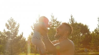 Mutlu baba eğleniyor atar havada çocuk günbatımı, Aile, seyahat, tatil, babalar günü - kavram