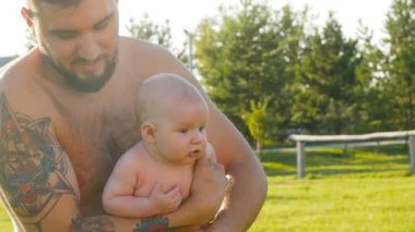 Mutlu baba eğleniyor atar havada çocuk günbatımı, Aile, seyahat, tatil, babalar günü - kavram