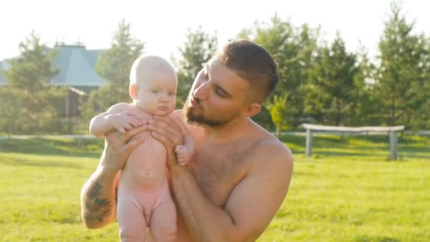 Gelukkig vader plezier gooit omhoog in de lucht kind bij zonsondergang, familie, reizen, vakantie, fathers day - concept — Stockvideo