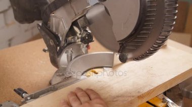 Ahşap kereste fabrikası içinde elektrik daire testere kesme parça