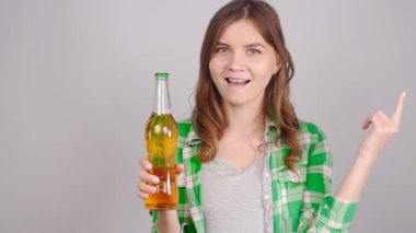 bir bira olan kadın