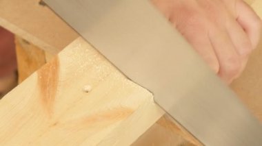 Ahşap el ile kesme gördüm