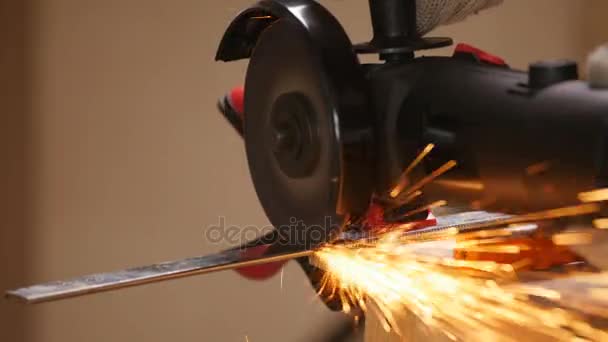 Muncitor tăiere metal cu un polizor unghiular — Videoclip de stoc