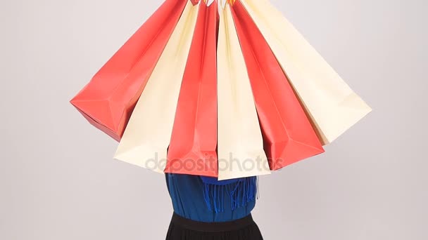 Feliz joven musulmana mujer está llevando bolsa de compras . — Vídeos de Stock