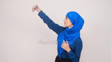 Genç Müslüman kadının poz alarak selfie mobilephone ile fotoğraf