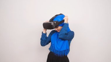 Sanal gerçeklik gözlüklü genç bir Müslüman kadın