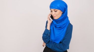 Genç Müslüman kadın cep telefonundan söz