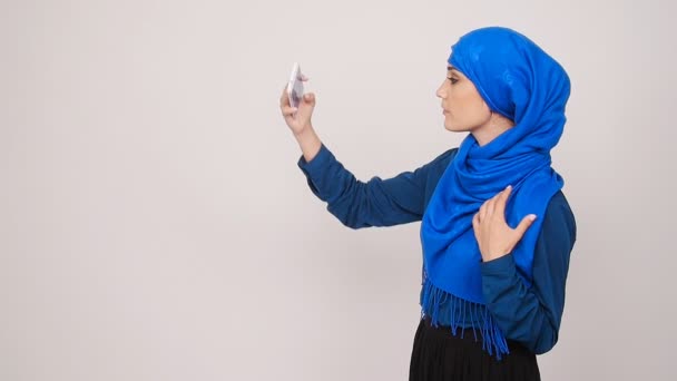 Νεαρή μουσουλμάνα που παρουσιάζουν λήψη selfie φωτογραφία με mobilephone — Αρχείο Βίντεο