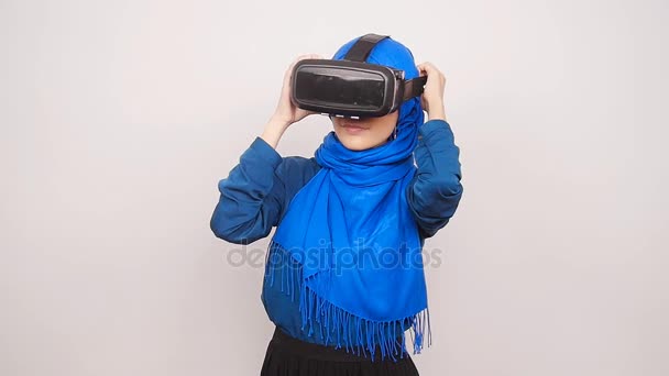 Uma jovem muçulmana com óculos de realidade virtual — Vídeo de Stock